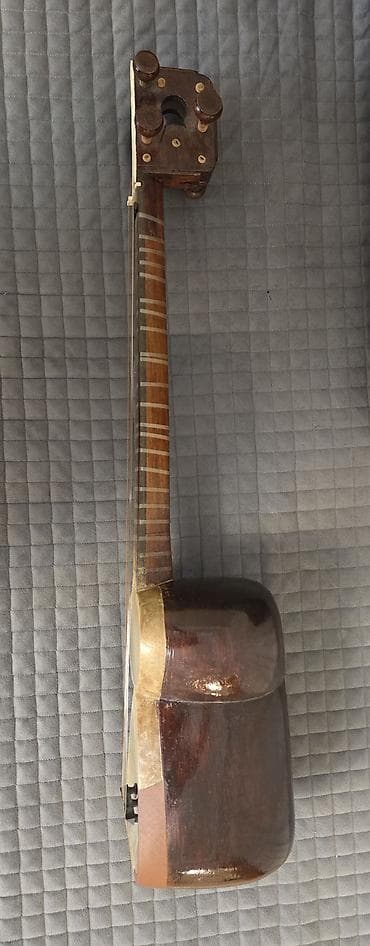 Tar (Azərbaycan tarı) - Korpus: Armud formalı, iki bölməli rezonator;