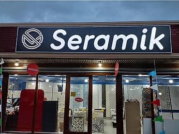 1 kub nece kvadratdir: Seramik dükanları üçün reklam lövhəsi, uz : 3.5 m, eni : 0.8 m, hərf — 1