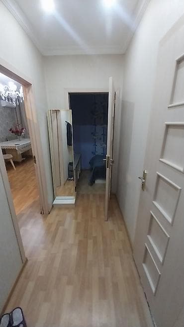 divar resimleri: Uşaq otağı üçün divar kağızı – mavi tonlarda, ayı balası və lent — 7