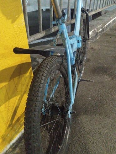 Şəhər içi gediş və qısa məsafələr üçün kompakt velosiped. - Rəng