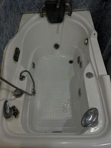 cakkuzi vanna: Hidromasajlı künc vannası - Kompakt künc dizaynı, kiçik hamam — 3