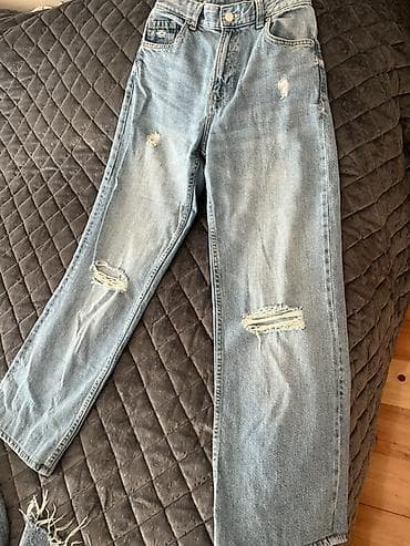 Açıq mavi rəngli “distressed” üslubda cins şalvar -Bershka markasına