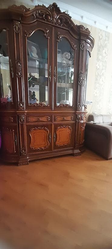 er riyad mebel evi: Klassik üslubda qonaq otağı dəsti - Şkaf-vitrin: Təmiz taxta — 1