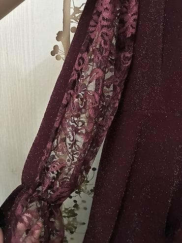 razrezli don: S-M olcuye uygundur Bordo rəngli, parıltılı qadın paltarı. - — 1