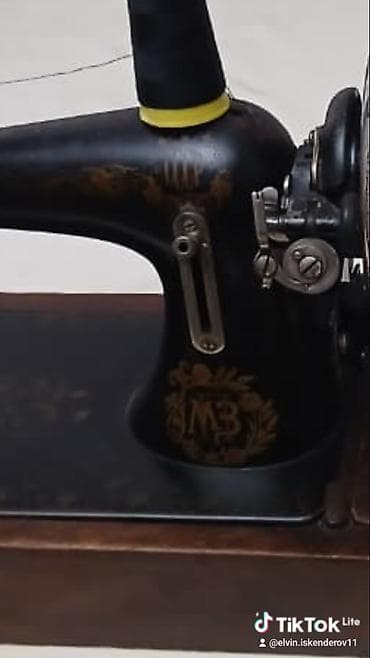 qedmi pullar: Müasir elektrik pedalı ilə işləyən köhnə tip tikiş maşını - Korpus — 1