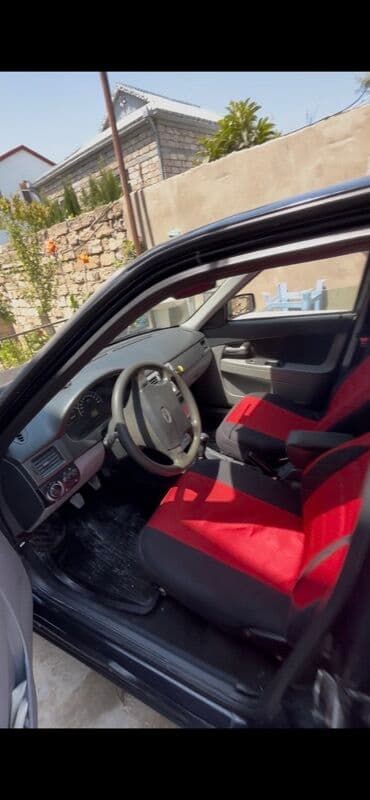 tək oturacaq: Renault sedan salonu – rahat və funksional komplektasiya — 1