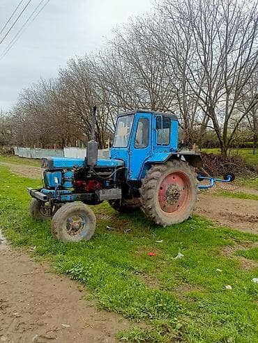 trator 80: Mavi rəngli təkərli kənd təsərrüfatı traktoru - Kabinəli, ön şüşələri — 2