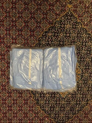 Burada iki ədəd mavi rəngli, təkrar bağlana bilən qoruyucu kombinezon