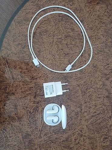 bluetooth qulaqciqlar: Məhsul dəsti: simsiz qulaqcıq və Samsung sürətli şarj adapteri + USB-C — 1