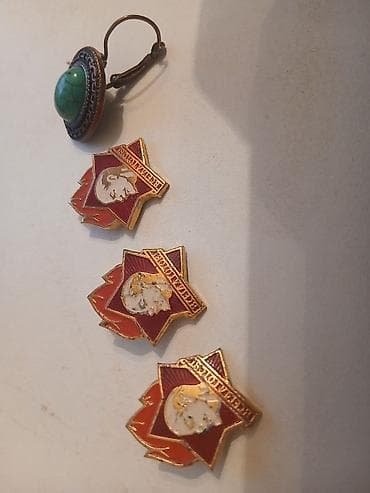 kaffa sırğalar: Məhsul: Sovet dövrünə aid 3 ədəd “Пионерия” (Pioner) nişanı və vintli — 1