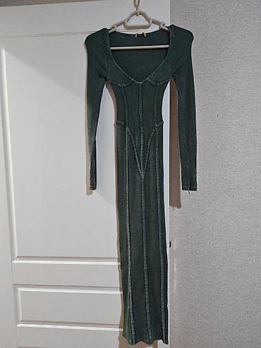 Uzun qollu, bədənə oturan maxi don. - Rəng: tünd yaşıl