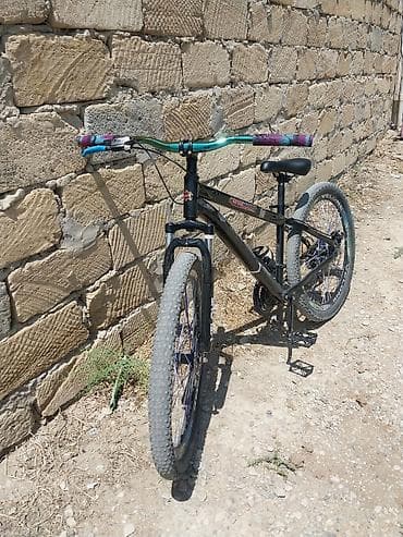 velosiped 28: Dağ və şəhər sürüşləri üçün uyğun velosiped. Qara rəngli çərçivəyə — 4