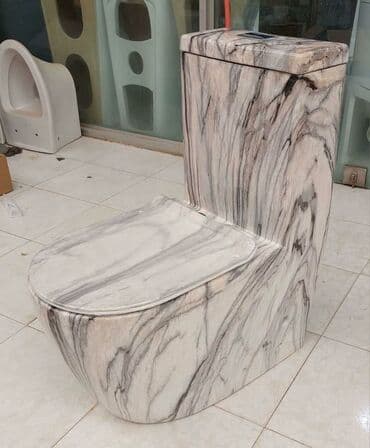 туалет: Ağ və boz mərmər effektli unitaz. Bu, müasir dizaynı ilə diqqəti cəlb — 1