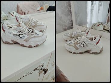 3D panellər: Ağ/bej rəng palitrasında, qalın altlıqlı idman ayaqqabısı. - Üst — 1