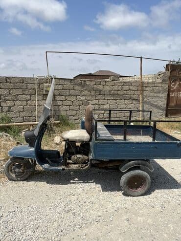 əllə çəkilmiş maşın şəkilləri: Üç təkərli yük motosikleti. Yük daşımaq üçün nəzərdə tutulmuşdur — 2