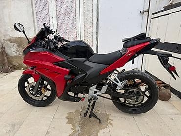 w211 amortizator: Qırmızı sport üslubunda motosiklet - Korpus: tam qaplama (full — 2