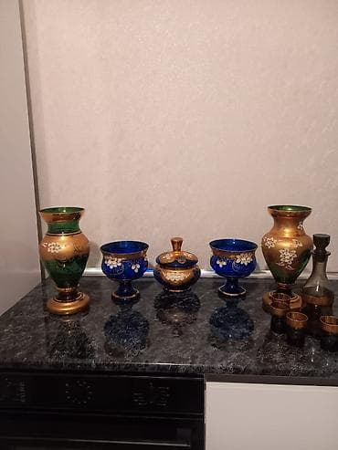 Bəzəkli şüşə-servis dəsti - Tərkib: 2 ədəd iri vaza (yaşıl-qızılı