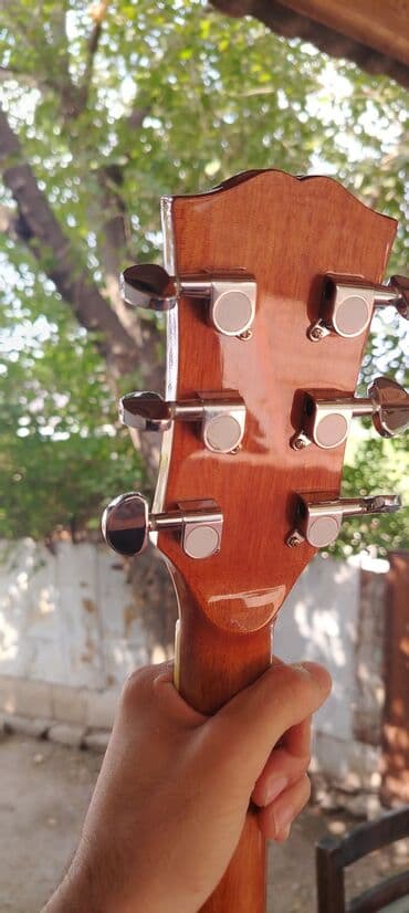 гитара со звукоснимателем: Bu akustik gitara tünd qəhvəyi rəngli taxta korpusa malikdir. Gitara — 3