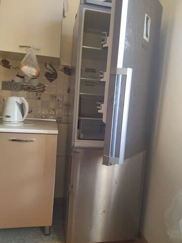 iki kameralı soyuducu: Gümüş rəngli iki qapılı soyuducu - Üst hissə soyuducu, alt hissə — 1