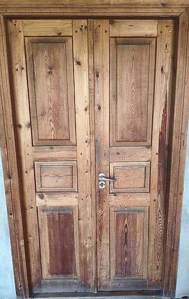 Taxta qapılar dəsti - Material: təbii ağac (şaxəli illik halqaları və