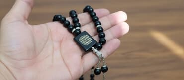 Məhsul: Qara təsbeh - Material: parlaq qara muncuqlar (yuvarlaq)