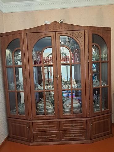 servant dolabı: Qonaq otağı üçün klassik üslubda mebel dəsti. Dəstə böyük — 1