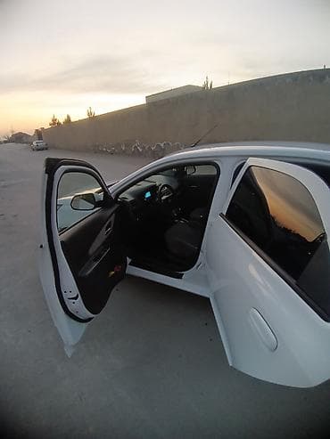 chevrolet service: Chevrolet Cobalt sedan – ağ rəng, kompakt və qənaətcil şəhər — 4