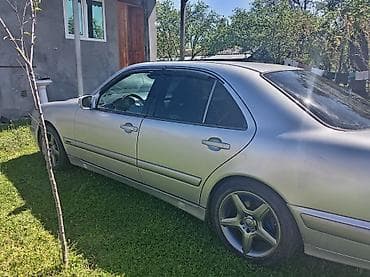 Mercedes-Benz E-Class (W210) sedan - Kuzov: 4 qapılı sedan, gümüşü