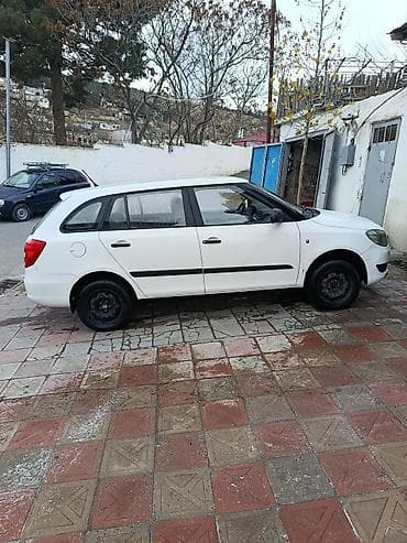 moto bak: Skoda Fabia Combi, ağ rəng, universal kuzov. Əsas xüsusiyyətlər: - — 1