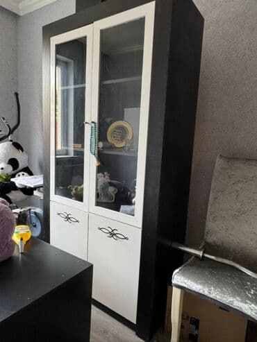 Şüşəli dolab vitrini