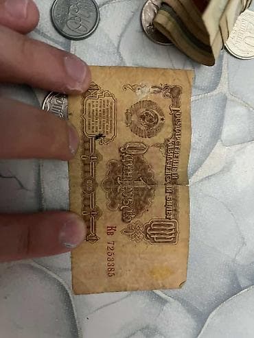 kohnə pullar: Müxtəlif ölkə və dövrlərə aid xırda pullar. köhnə kagiz pullarda var — 3