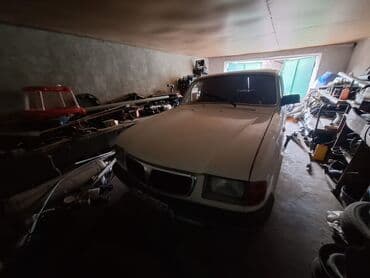 w202 qapi rezini: GAZ Volga 3110, ağ rəng, sedan gövdə. Nömrə nişanı: 05-BD-556 (AZ) — 5