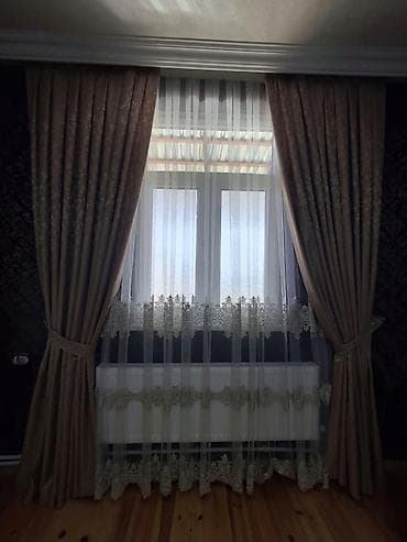 Pərdə dəstdir,istəyən olsa ayrılıqda da satılır.Dekorların eni 1m