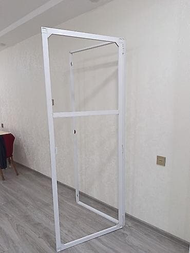 Məhsul: Ağıllı açılıb-bağlanan ağ rəngli metal çərçivə (qapı üçün