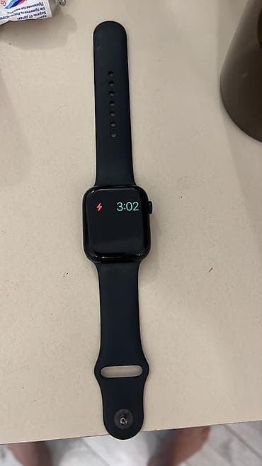 Apple Watch Series 5, 44 mm (GPS). Qara/alüminium korpus, qara silikon