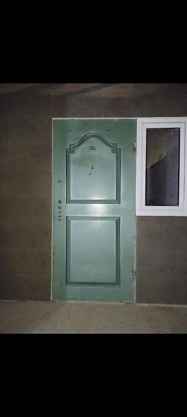 qapi dekoru: Seyf qapı – 205×100 sm Qiymət: 215 AZN Mekanın adı: Razin, 3840 Leli — 1