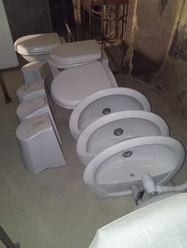 Mətbəx kranları: Sanitar-texnika dəsti - Ağ rəngli keramikadan bir neçə ədəd unitaz — 1