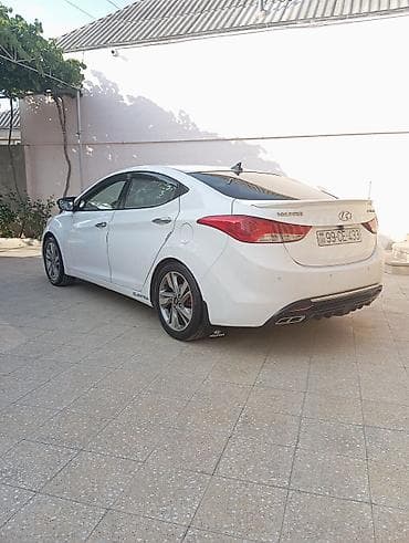 nissan tida 2012: Hyundai Elantra: 1.6 l | 2012 il Sedan — 5