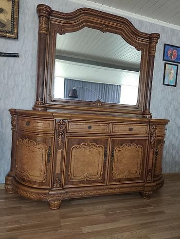 Künc vitrin 300 AZN Böyük bufet + güzgü (kamot) 550 azn divan da var — 1