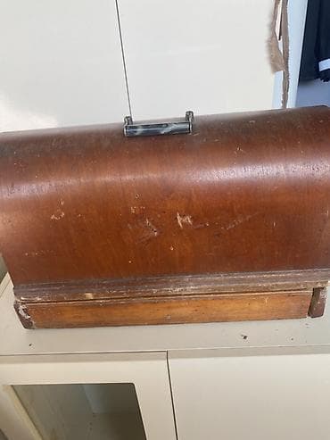 antik servis: Antik tikiş maşını – taxta korpuslu, daşıma qapağı ilə - Klassik — 1