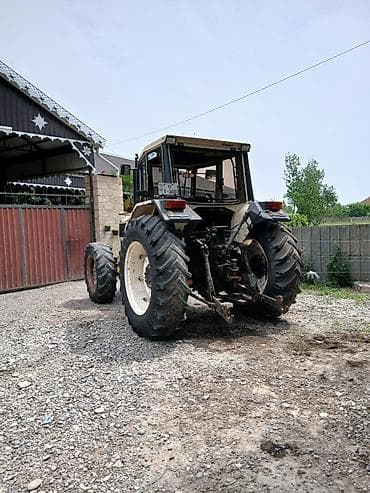 traktor qiymətləri: Ağ-qara rəng sxemli təkərli kənd təsərrüfatı traktoru. Kabinəli, geniş — 4