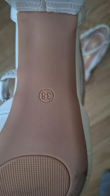 ağ kablok: Ağ rəngli qadın ayaqqabısı - Model: Dikdaban, kvadrat dabanlı, sivri — 2