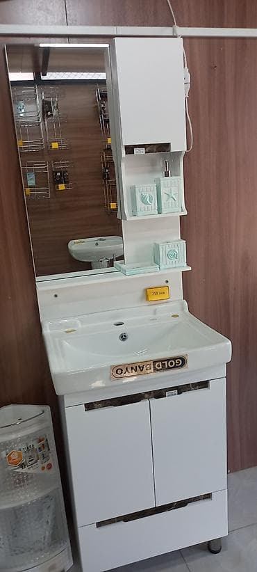 Ağ rəngli hamam dolabı dəsti, inteqrasiya olunmuş güzgü, lavabo və