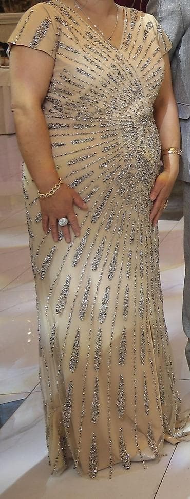 Zərif axşam libası – şampan/bej rəngdə, yerə qədər uzunluqda. Üzərində