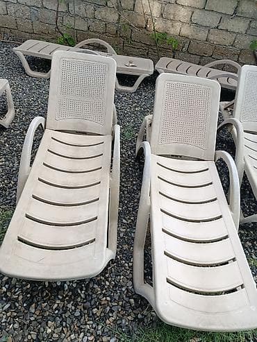 ikinci el şezlong: Plastik günəş çarpayıları – krem/bej rəngdə, təkərsiz, yüngül və — 1