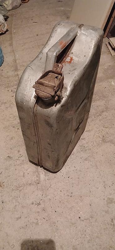 yanacaq cəni: Metal yanacaq bidonu (jerry can) - Material: qalın metal korpus - — 1