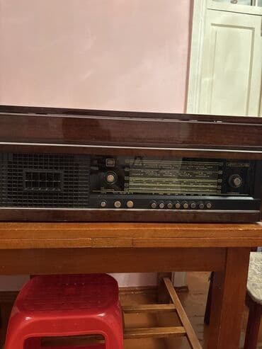 Radio: Qədimi, taxtadan hazırlanmış, qapaqlı radio və valçalma aparatı