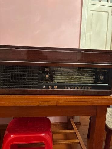 sovet radio: Qədimi, taxtadan hazırlanmış, qapaqlı radio və valçalma aparatı — 1