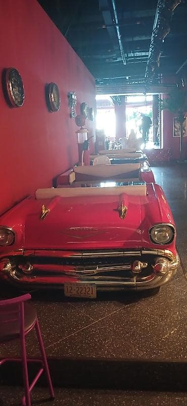 divan desti: Satılır: Retro “American diner” üslubunda avtomobil temalı restoran — 3