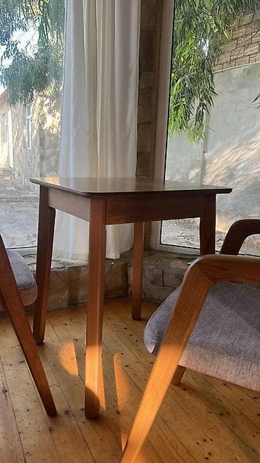 qoz ləpəsi: Dəst Masa və oturaçaq Kvadrat formalı, kompakt taxta masa - — 1